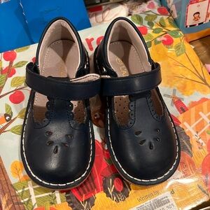 L’amour Girl's Angie Scalloped Leather T-Strap Mary Jane size 8